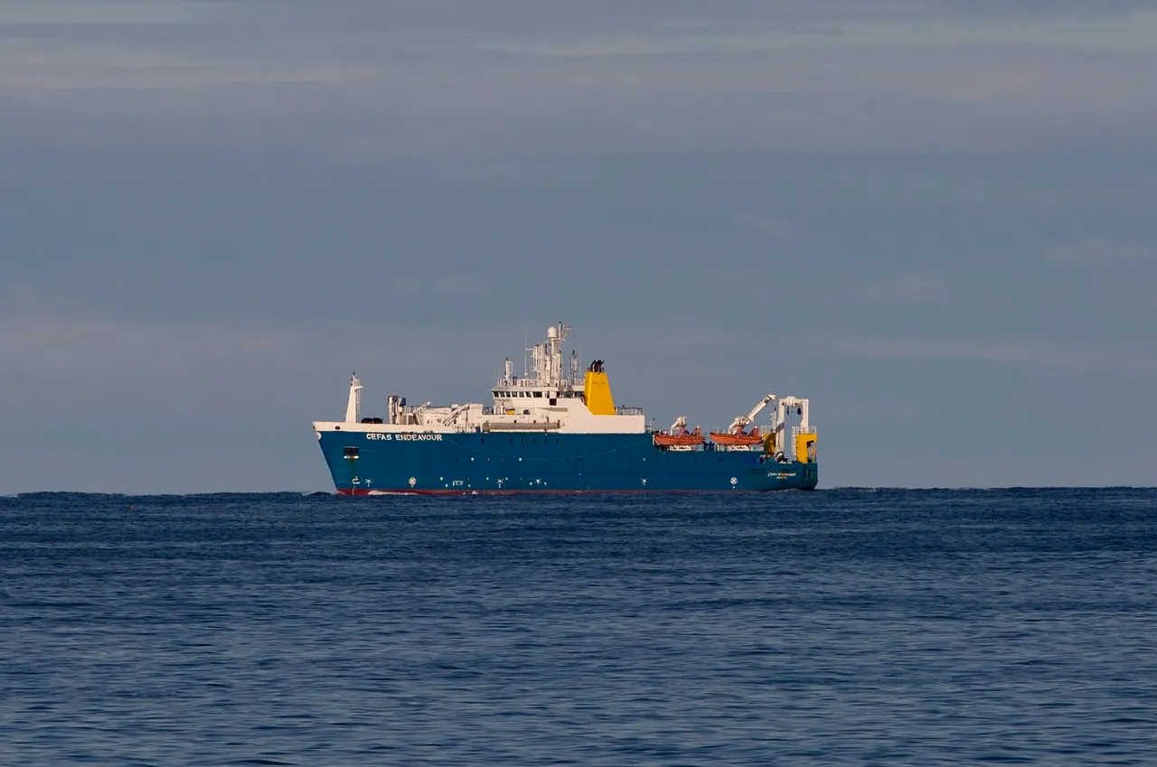 Navire de recherche océanographique sur une mer grise et calme